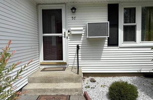 Springfield Apartment | Safe & Quiet 3BR Cape: Sunroom