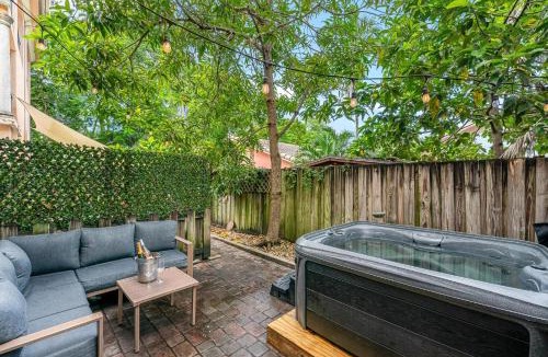 River Oaks House | Salty Fox 5BD Oasis w Spa, Beach & Downtown