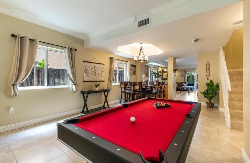 River Oaks House | Salty Fox 5BD Oasis w Spa, Beach & Downtown