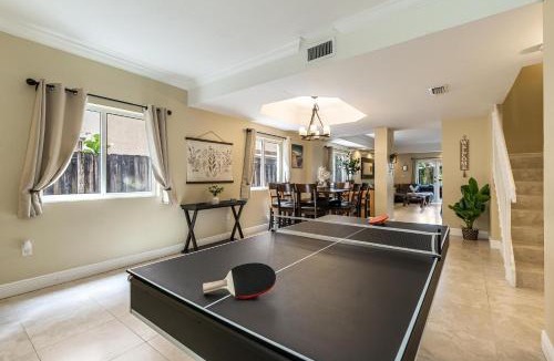 River Oaks House | Salty Fox 5BD Oasis w Spa, Beach & Downtown