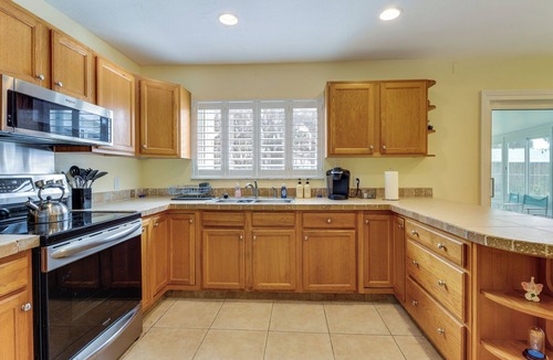 Interchange Square House | Screened Porch + Patio: Group Getaway in Palm Bay!