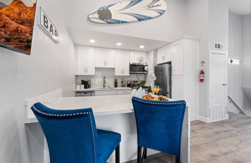 Huntington Beach Condo | Searenity Suite-Peekaboo Ocean view, Near Beach!