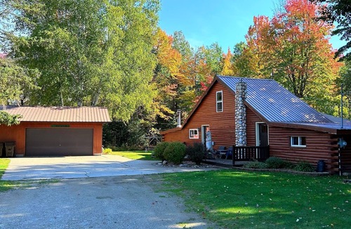 Gladstone Cabin | Secluded Log Cabin on 10 acres