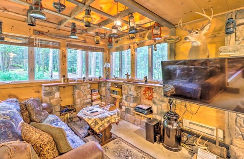 Kunkletown House | Secluded & Quiet Pocono Mountain Cabin w/Hot Tub!