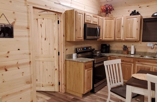 Bryson City Cabin | Secluded Smoky Mountain Cabin. Hot Tub, Pet-Friendly, 5 minutes from Bryson City