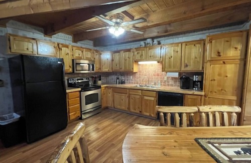 Sevierville Cabin | Secluded, SuperFast WiFi, Video Arcade, Fishing & 2 Pools