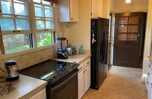 Maunaloa House | See Kalaupapa! Laid back Molokai beach-hideaway awaits.
