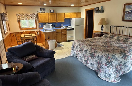 Somerset County Cottage | Serene 1-bedroom cottage with Full Kitchen, TV, WIFI and AC in The Forks
