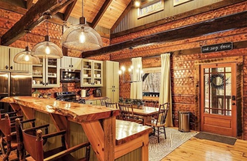 Beech Mountain Cabin | Serene 2-bedroom cabin with AC in Beech Mountain, hot tub Large Deck, Fire place