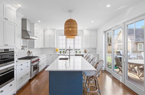Village of Southampton House | SH Village Luxury with Pool House Spa - Guest Cottage. Walk to Town!