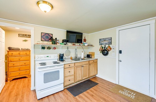 Qualla Apartment | Shared Hot Tub & Fire Pit: Tranquil Whittier Gem!