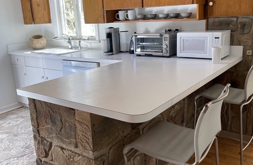 Silver Beach House | Silver Beach Hideaway: newly updated quiet cozy cottage - 4 min walk to beaches!