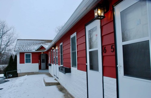 Mount Horeb Hotel | Single Full Room at The Little Village in Mount Horeb