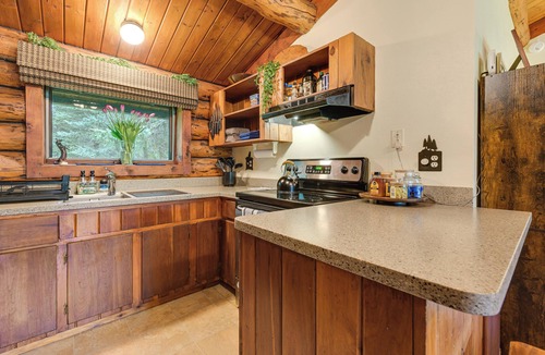 Diamond Ridge Cabin | Ski, Hike & Snowshoe: Homer Getaway w/Fire Pit