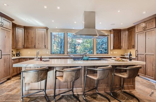 Peak 8 House | Ski In/Out | Every room an En Suite | Snowy Point