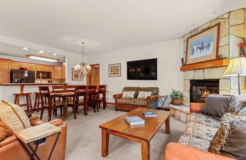 Four O'Clock Condo | Ski-in/ski-out, Hot tubs and sauna, Fireplace, Sleeps 8!