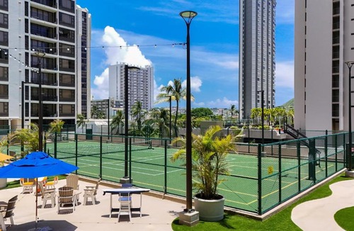 Waikiki Apartment | Sky-high condo with lanai & beach access