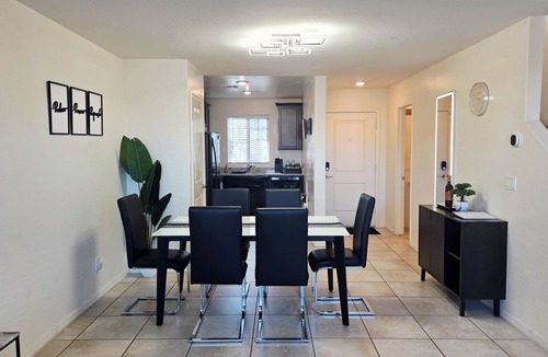 Sunrise Manor House | ⭐️⭐️⭐️⭐️⭐️ Sleek Design. Elevated Stay｜15 min to Downtown! ✅️