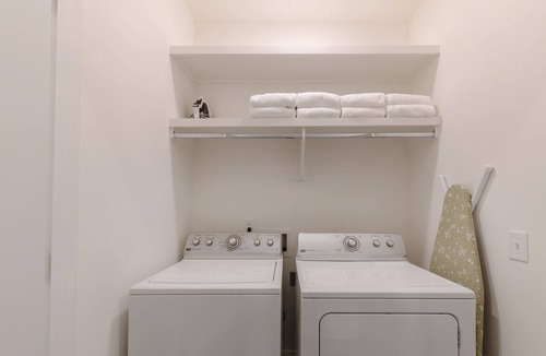 Hermitage House | Sleep 8 on Central! Conveniently Located!!! 3 bed 3 1/2 bath Townhome.