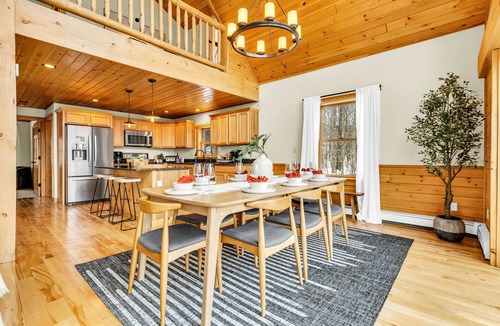 Sunday River Area Ski Chalet | Sleeps 16+ Hot Tub with Mountain View - 3Min to Sunday River Ski - Game Room