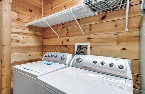 Pittman Center Cabin | Sleeps 16 Panoramic Mountain Views Hot Tub Game Room Near Gatlinburg