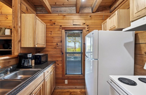 Townsend Cabin | Sleeps 42 | 7 Cabins | Hot Tubs + Fire Pit + Mtn Views | Heaven Lane Cabins