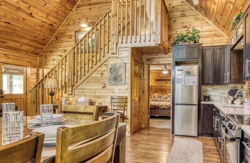 Black Bear Falls Cabin | Smoky Mountain Escape-Hot Tub, Game Room, & Resort Pool , WIFI
