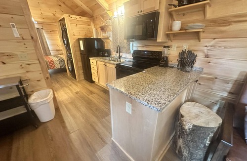 Union Mills Cabin | Snuggle Time - Hot Tub, Fireplace, Hiking, Wi-Fi