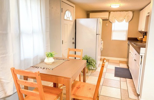 Southbank Apartment | Southside City Cottage with ample parking-Sleeps 5