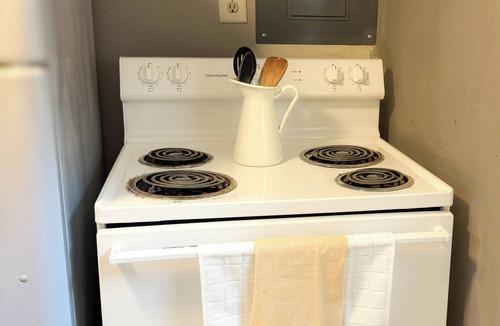 Southbank Apartment | Southside City Cottage with ample parking-Sleeps 5