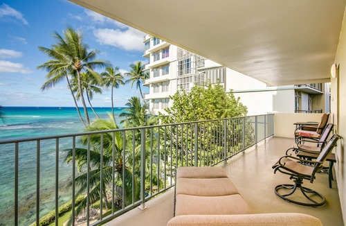 Diamond Head - Kapahulu - St. Louis Apartment | Spacious 2 Bedroom Oceanfront Condo with Full Kitchen & 'Wrap around' Lanai