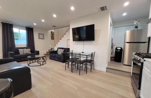 Pico - Robertson Apartment | Spacious 2-Bedroom, One and a Half Bath Home in Pico-Robertson Near Beverly Hills and Cedars-Sinai