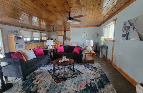Waterford House | Spacious 3BR lake front cottage at Lake Leboeuf