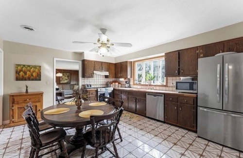 DeWitt House | Spacious 4 Bdrm Retreat Nr Syracuse Univ, Downtown & Area Shopping. Sleeps 8+.