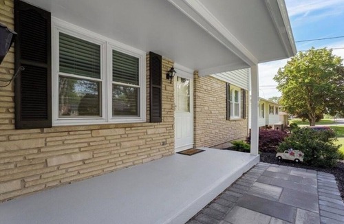 DeWitt House | Spacious 4 Bdrm Retreat Nr Syracuse Univ, Downtown & Area Shopping. Sleeps 8+.
