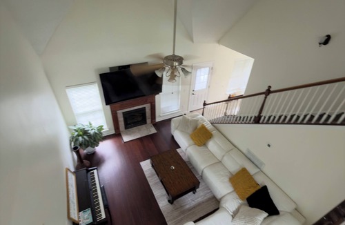 Hermitage House | Spacious 4-bedroom+Den. 12 min from Airport 20 min fromDowntown