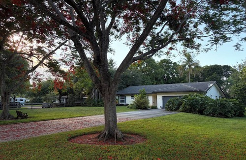 Davie House | Spacious 4-bedroom house Pool and Tiki Hut in adorable Davie 20 Min to World Cup