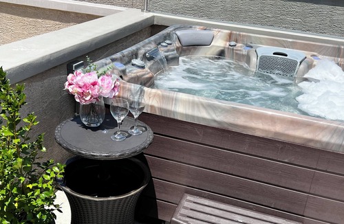 West Poplar House | Spacious 4-bedroom house with Roof Deck Hot Tub and attached Garage