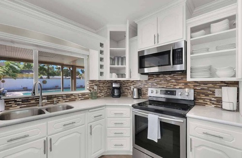 Enterprise House | Spacious 4BR+Den w/Pool, Jacuzzi, BBQ, Near Strip