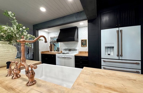 Pittsfield House | Spacious 5BR Farmhouse Sleeps 10 Perfect for Families Near Two Lakes
