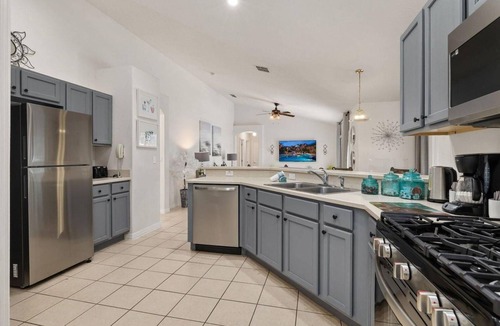 Orange Tree House | Spacious 6-bed villa in gorgeous Clermont Newly refurbished no rear neighbors