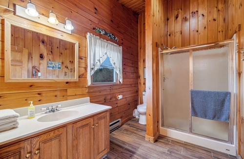 Aquashicola Cabin | Spacious 8BD/7BA lodge Beltzville Lake, firepit, kayaks, pet-friendly, Poconos