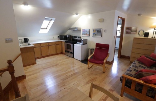 Hamilton Apartment | Spacious and comfy, king bed, double futon sofa, kitchen, near Colgate, 7 Oaks