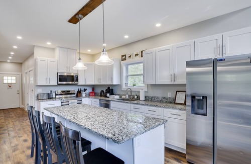 Jim Thorpe Ski Chalet | Spacious Chalet With Community Pool & Lake, Near Charming Town Of Jim Thorpe