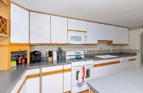 Grand Junction House | Spacious Country Home & 15 minutes from Lake Michigan