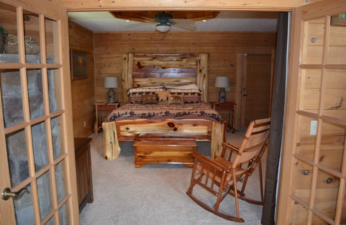 Sevierville Cabin | SPACIOUS FAMILY RETREAT NEAR ALL THE FUN! STUNNING VIEW, EASY ACCESS.