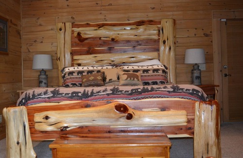Sevierville Cabin | SPACIOUS FAMILY RETREAT NEAR ALL THE FUN! STUNNING VIEW, EASY ACCESS.