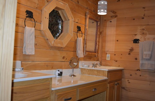 Sevierville Cabin | SPACIOUS FAMILY RETREAT NEAR ALL THE FUN! STUNNING VIEW, EASY ACCESS.