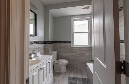 Garden Court House | Spacious Home Sleeps 10/Near Train to Center City