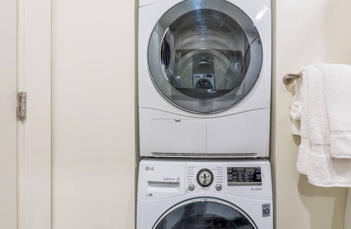 Ukrainian Village Apartment | Spacious One Bedroom in Central Downtown Location